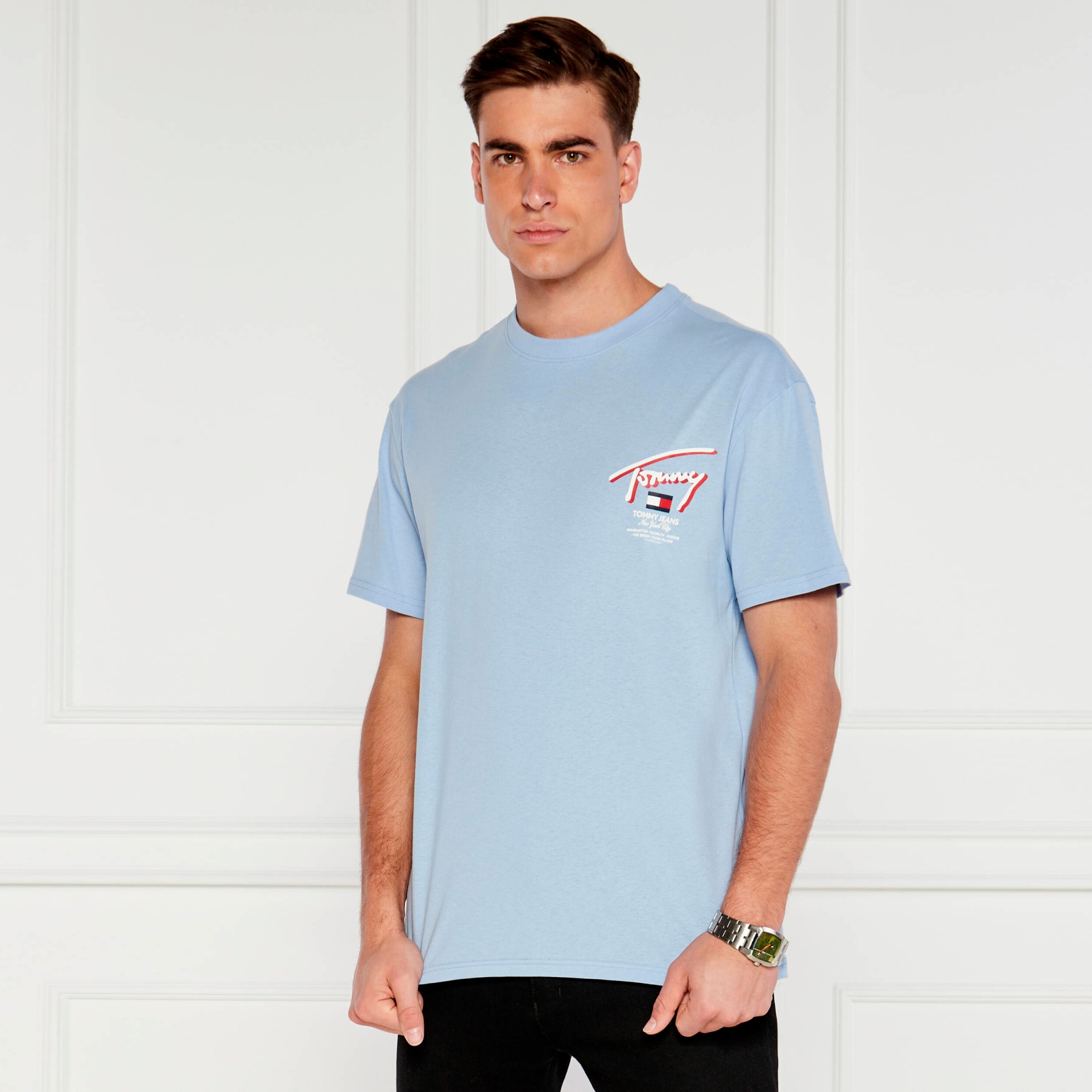 T-shirt azul clara com logotipo Tommy Jeans usada por homem