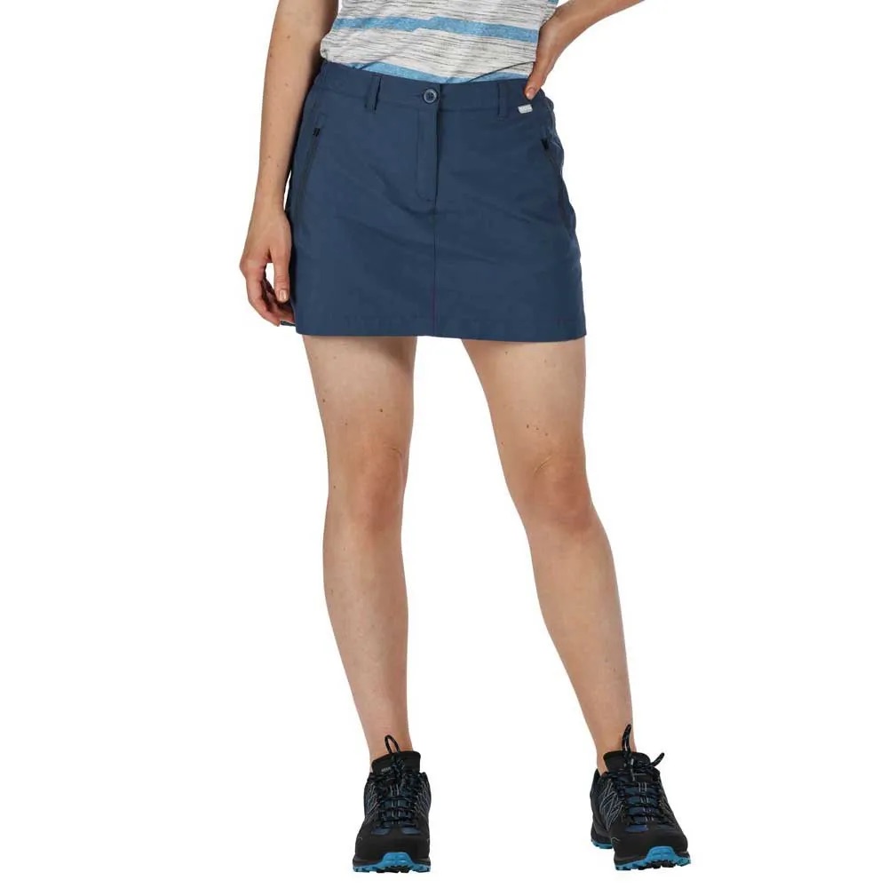 Saia curta azul escura com bolsos laterais e fecho dianteiro em botão