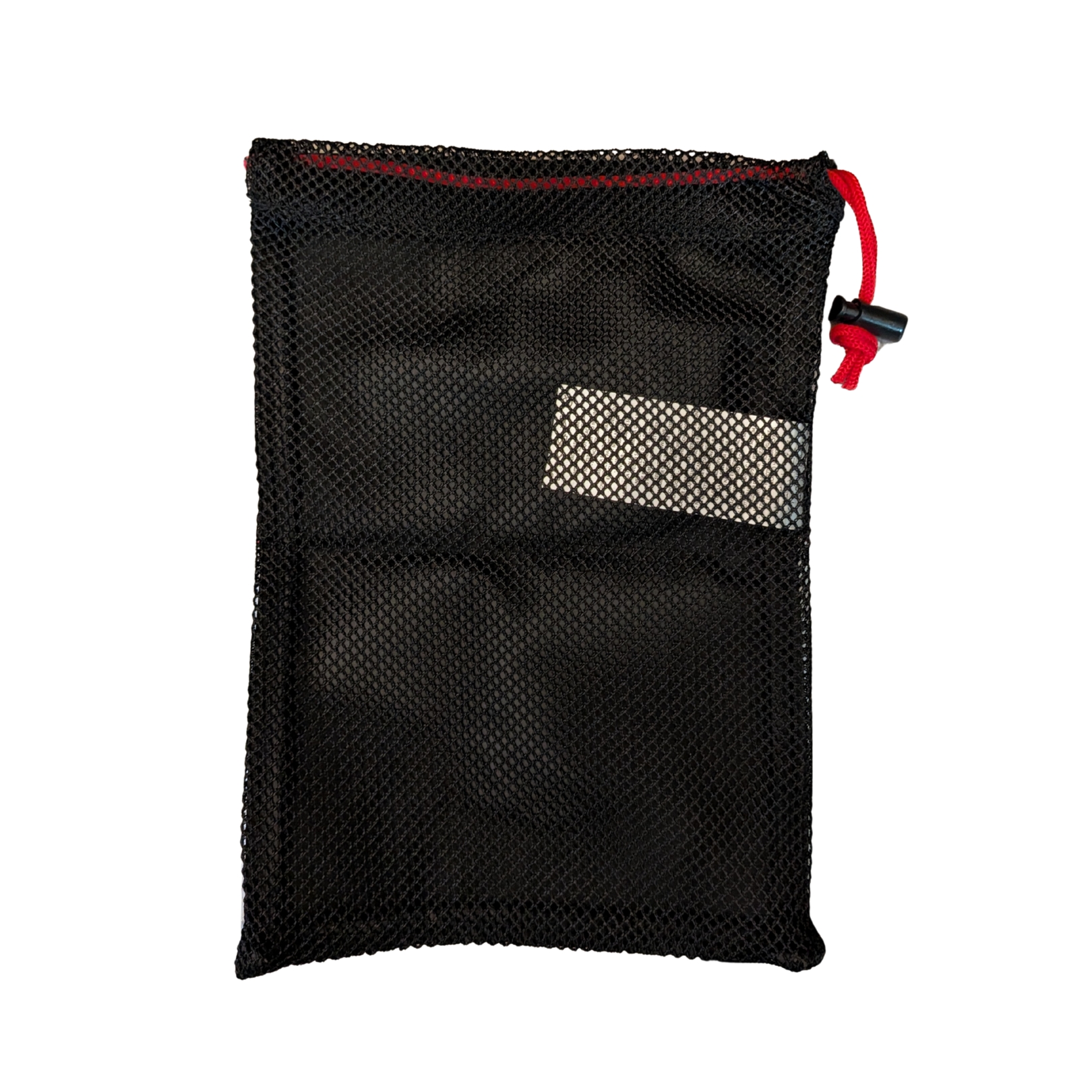 Saco de malha preto com cordão vermelho e cartão branco interno