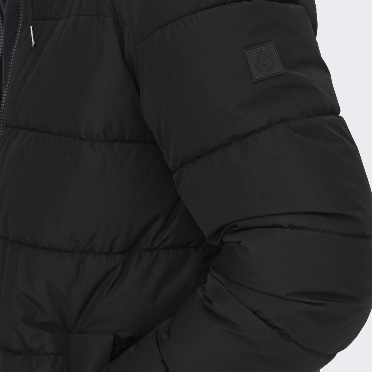 Casaco preto acolchoado com emblema no braço
