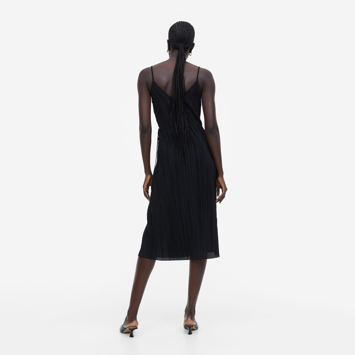 Vestido midi preto plissado com alças finas e decote em V nas costas