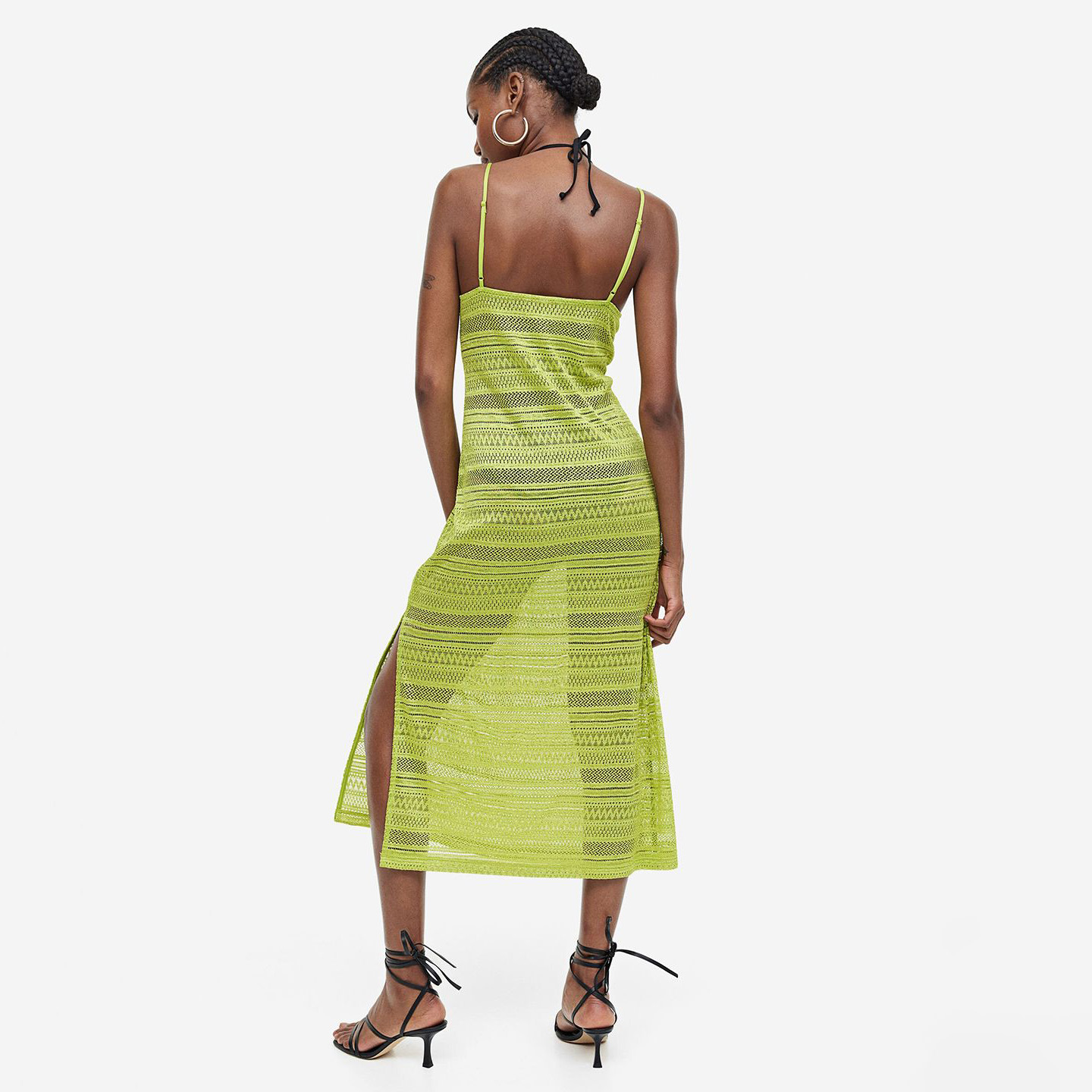 Vestido midi verde de renda com alças finas e salto preto com tiras
