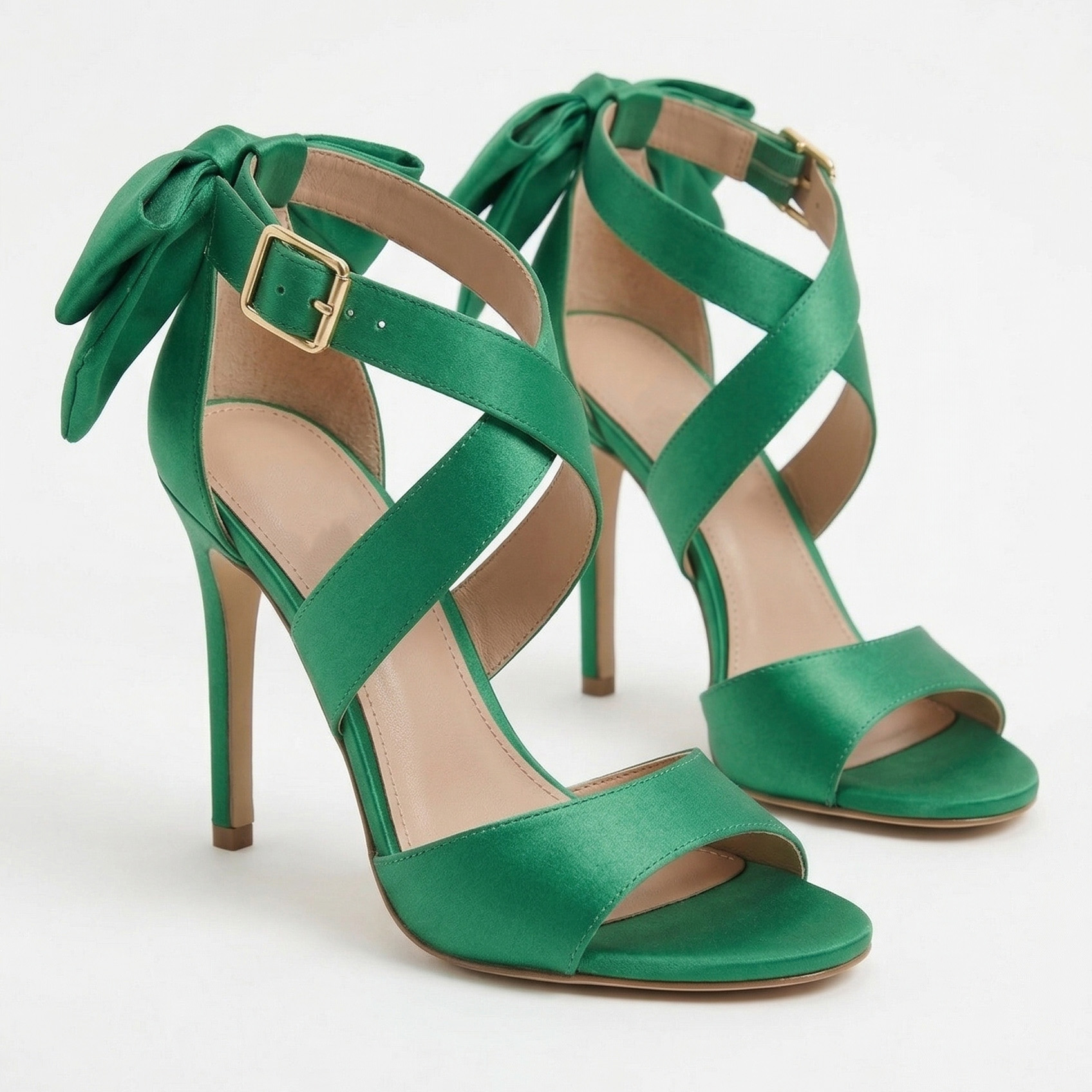 Sandálias de salto alto verdes com laço e tiras cruzadas