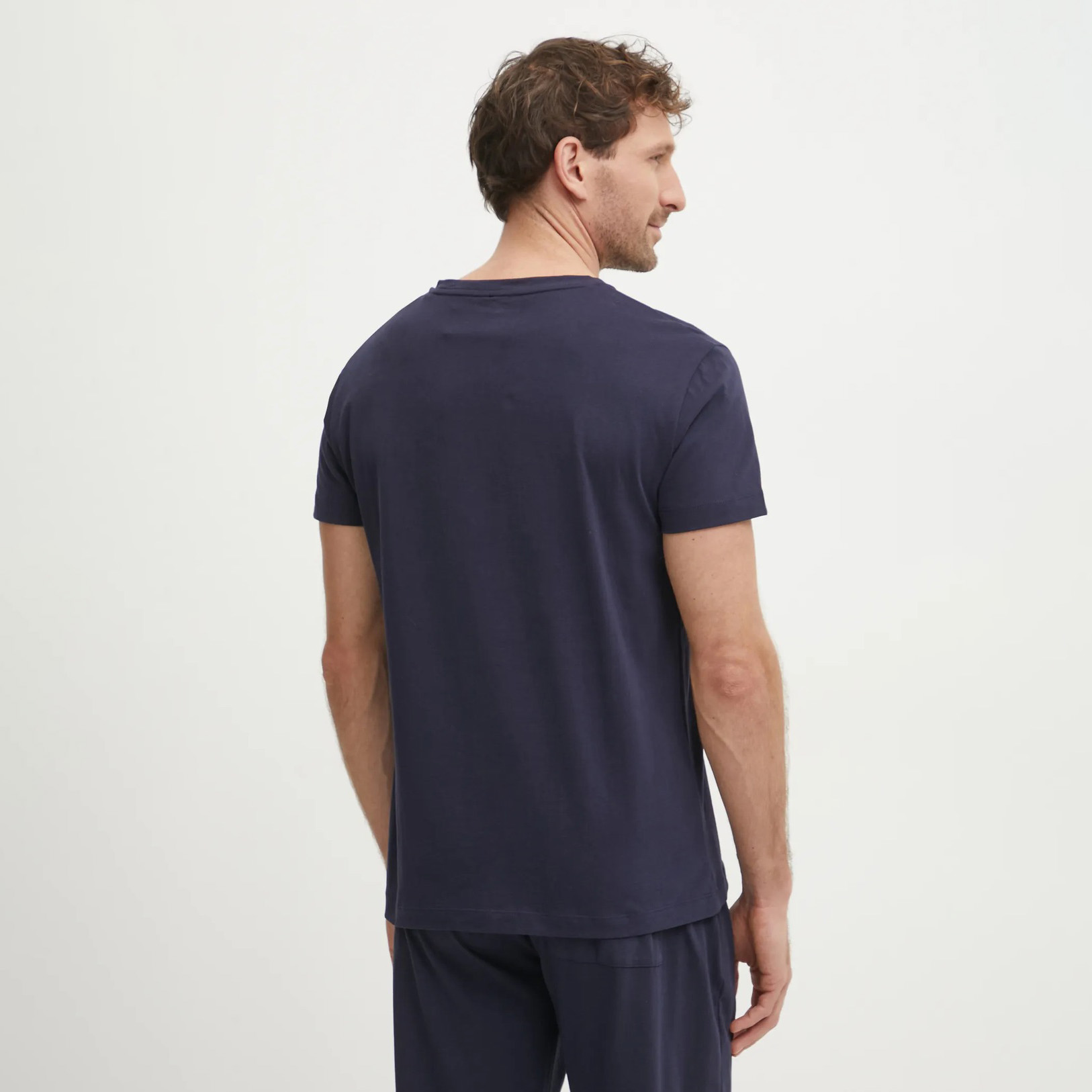 T-shirt masculina azul escuro de costas