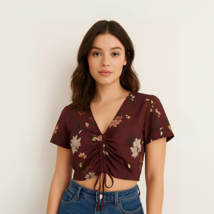 Top curto castanho floral com decote em V e franzido frontal, usado com jeans azul