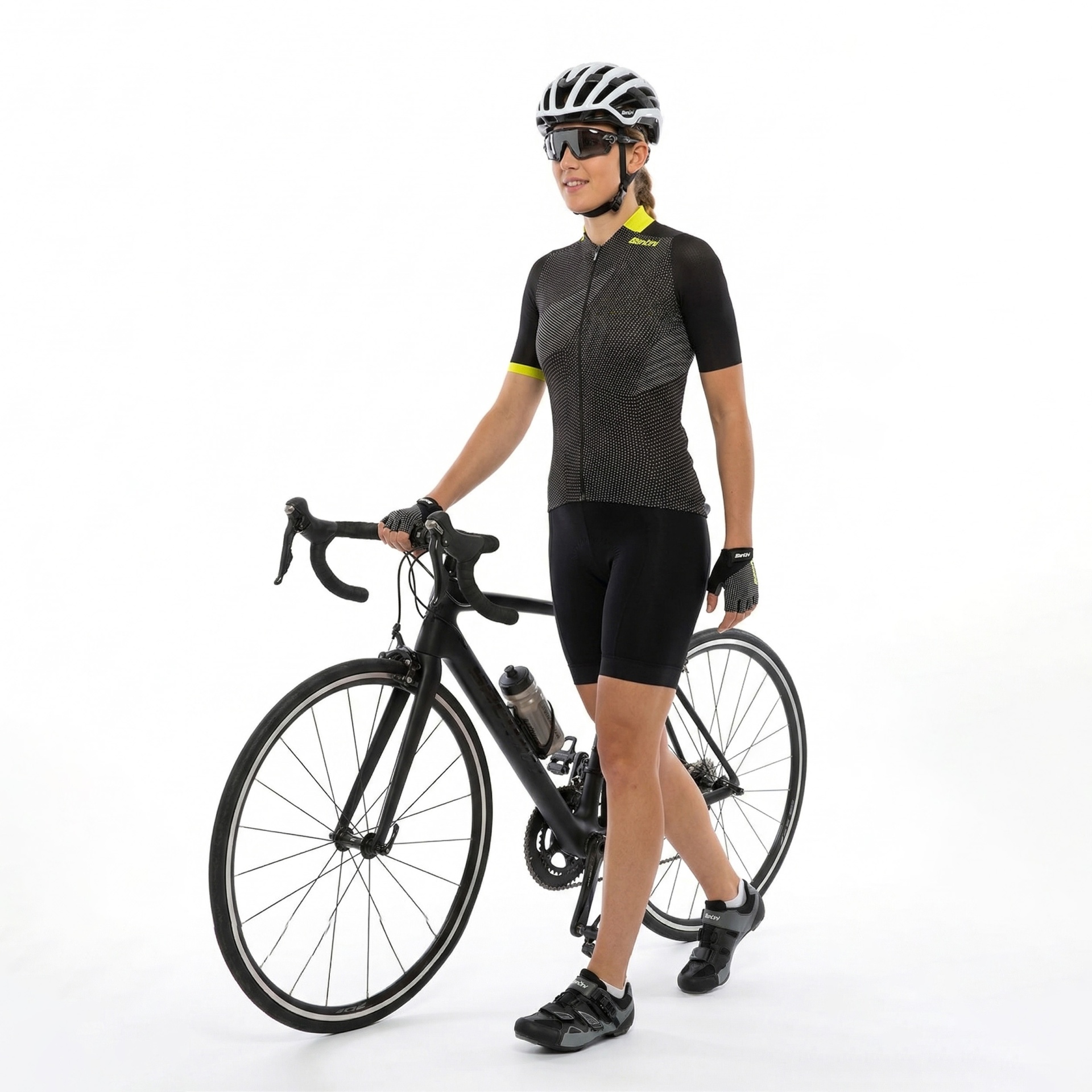 Mulher com roupa de ciclismo preta e capacete com bicicleta preta