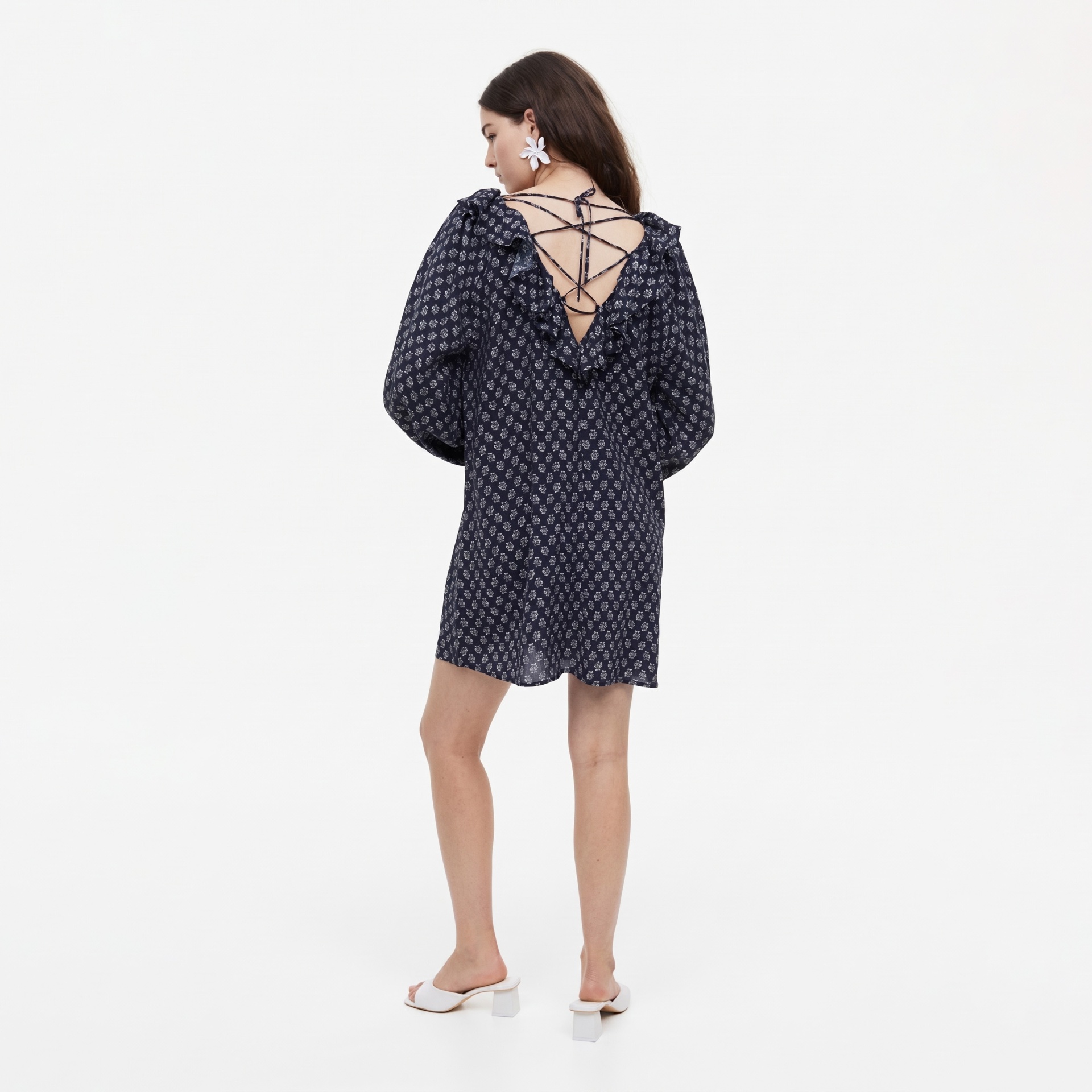 Vestido curto azul com padrão floral e costas abertas com tiras cruzadas