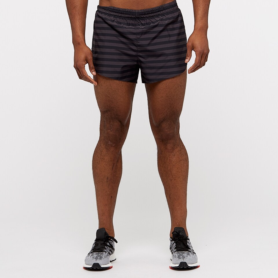 Calções de corrida riscas pretas e cinzentas em modelo