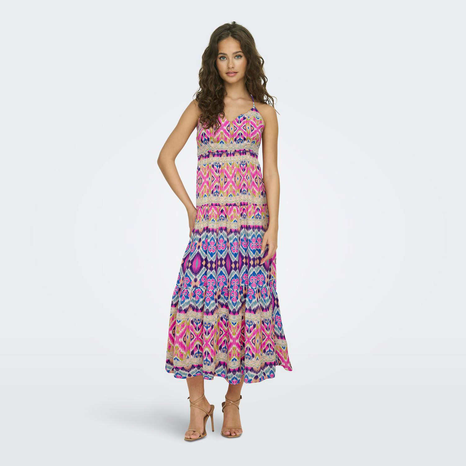 Vestido longo estampado com padrões geométricos coloridos