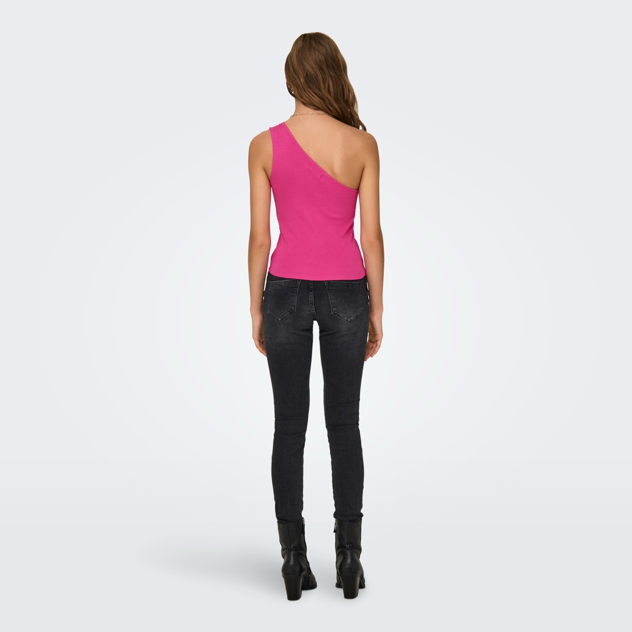 Mulher de costas com top rosa de alça única e calças pretas