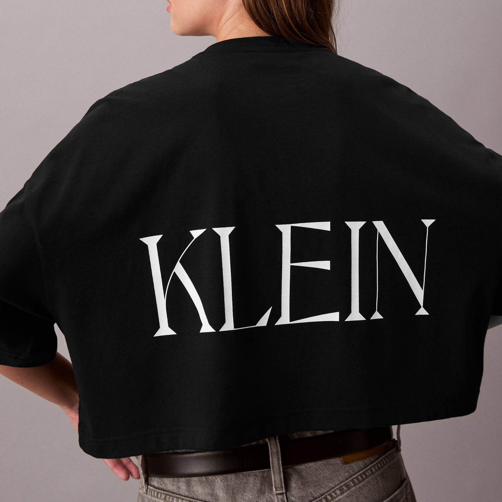 t-shirt preta cropped com letras brancas KLEIN nas costas