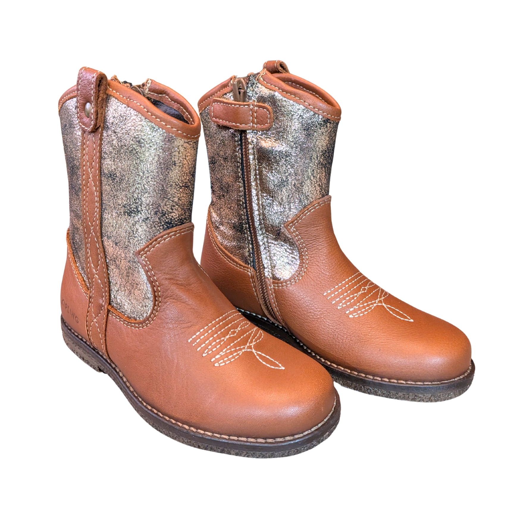 Botas cowboy em pele castanha e prateada com costuras brancas e fecho lateral