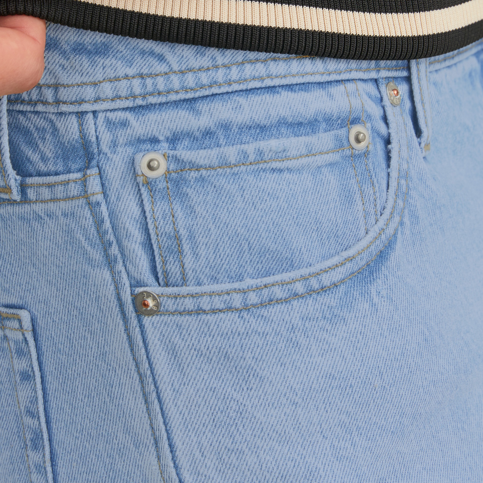 Calções de ganga azul clara com bolsos e rebites