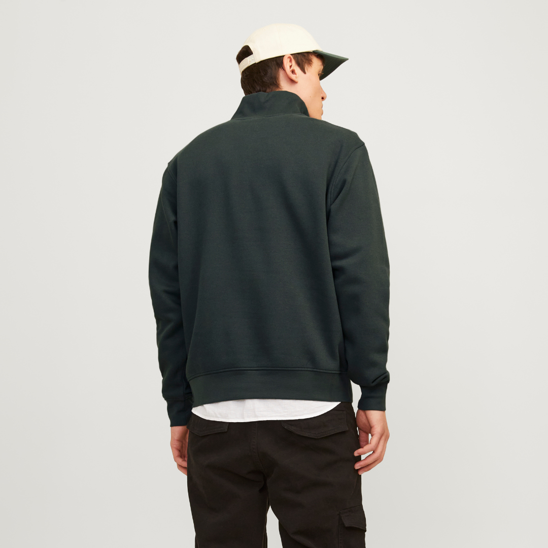 Casaco masculino preto com gola alta e punhos em malha, visto de costas