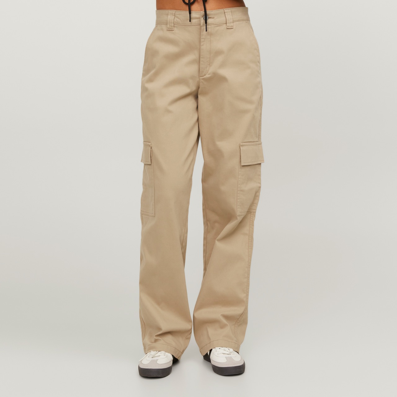 Calças cargo largas bege com bolsos laterais