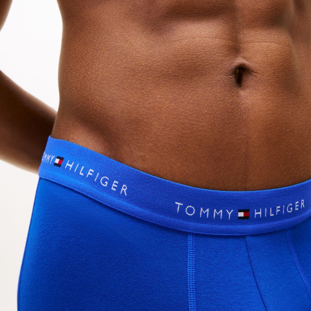 Cuecas azuis com cintura elástica azul e texto TOMMY HILFIGER