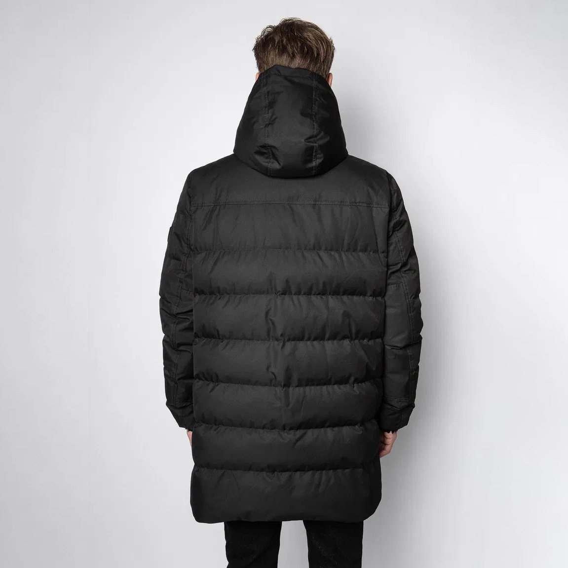 Casaco acolchoado preto com capuz visto de trás