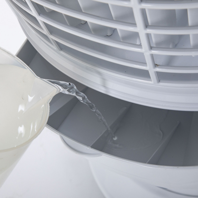 Jarro a verter água num humidificador branco de plástico