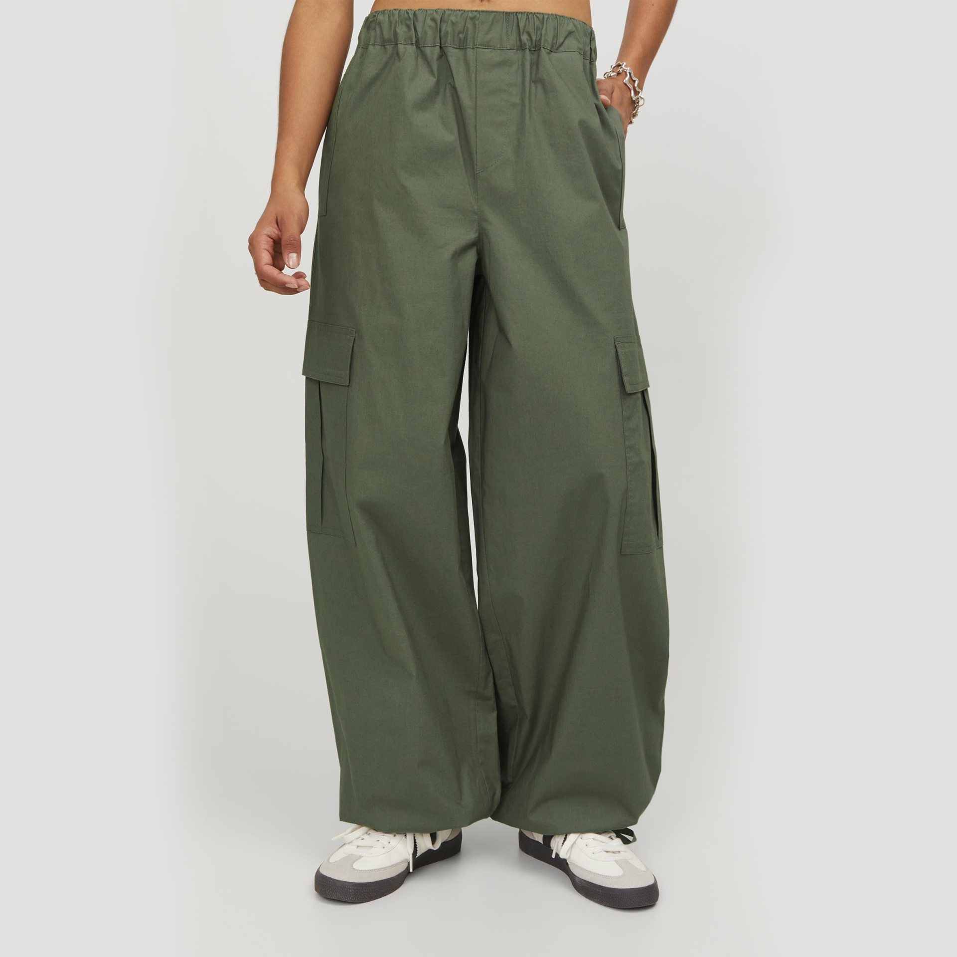 Calças cargo largas verdes com bolsos laterais grandes e cintura elástica