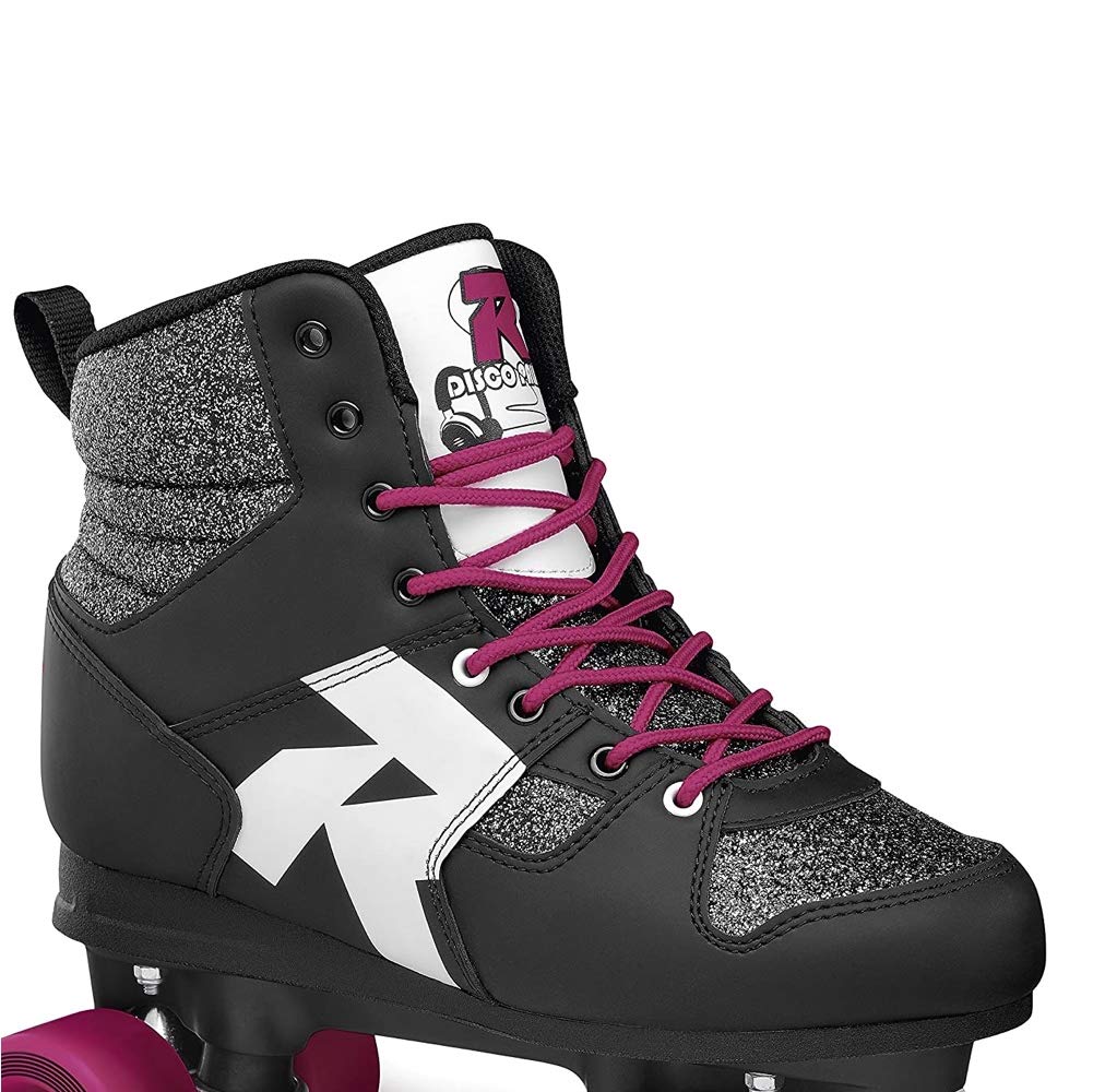 Patim de rodas preto e cinza com atacadores roxos e logótipo branco.