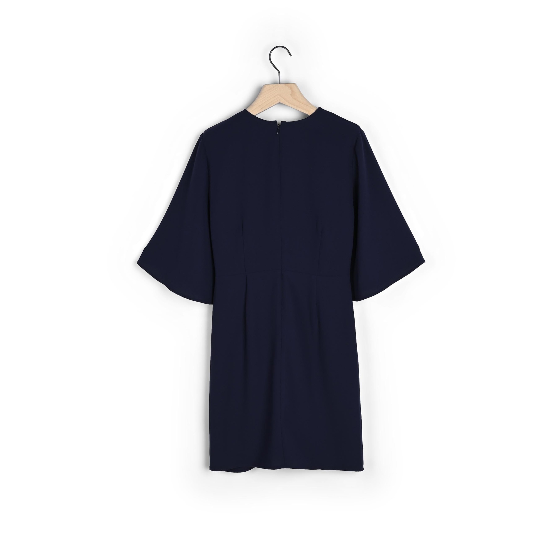 Vestido azul escuro de manga larga pendurado num cabide