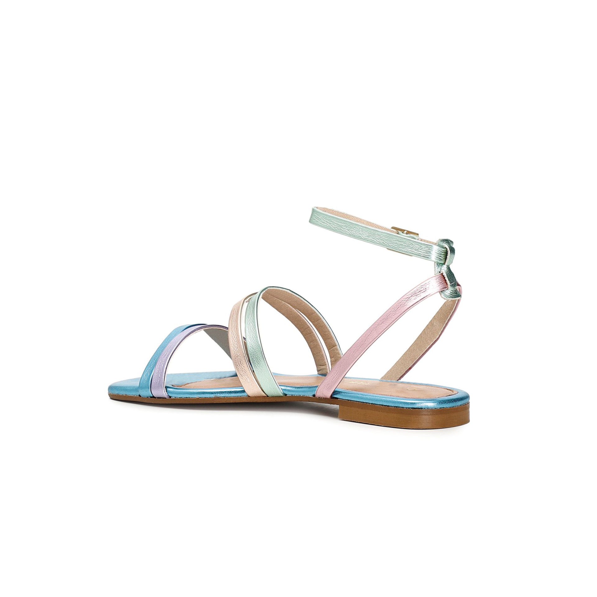 Sandália feminina multicolorida em tons pastel com fecho de fivela.