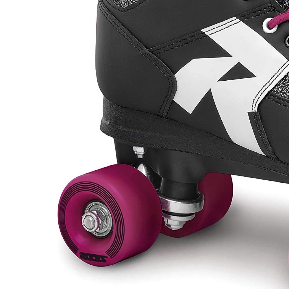 Patim quad preto com detalhe branco e rodas cor-de-rosa