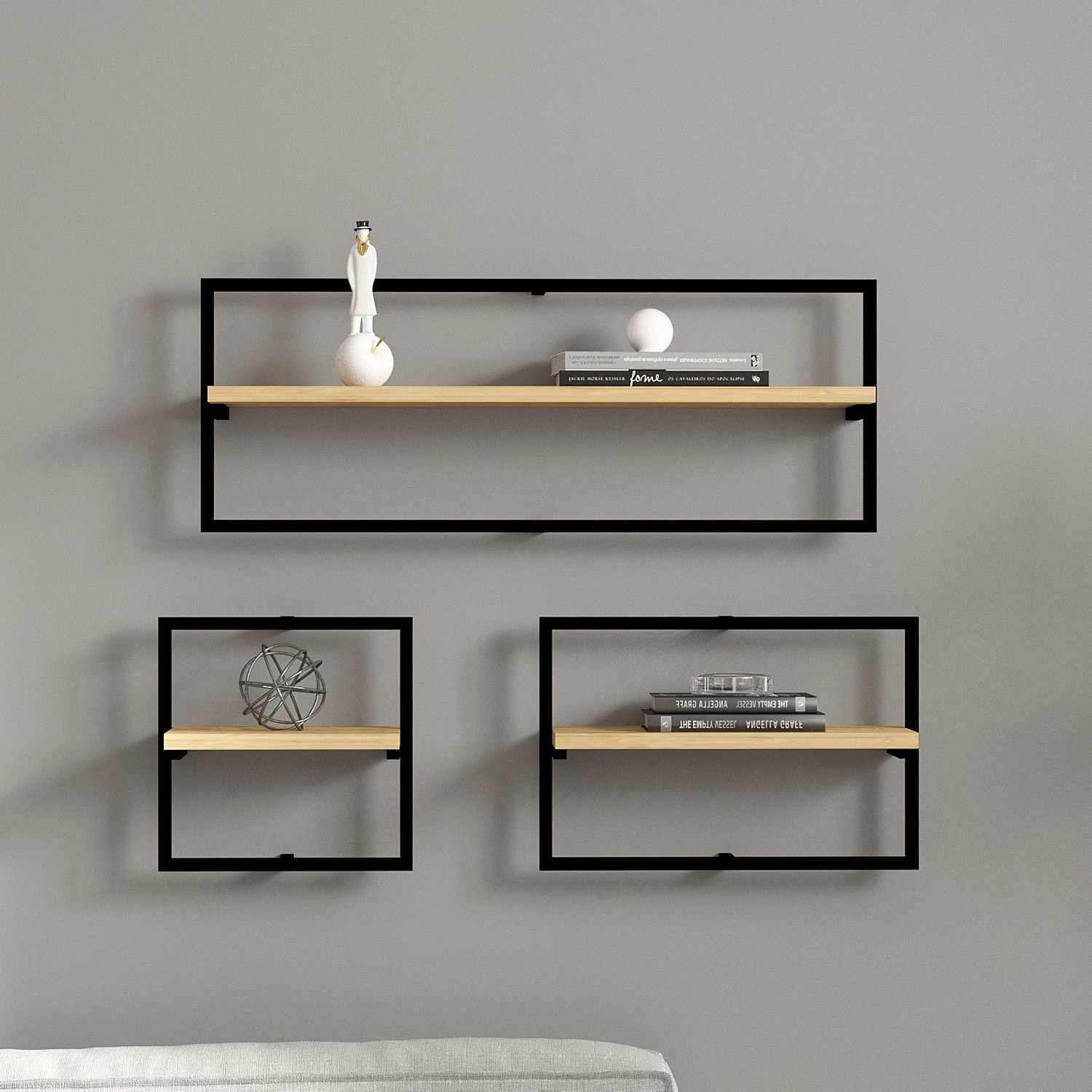 Conjunto de prateleiras de parede em metal preto e madeira clara com decoração
