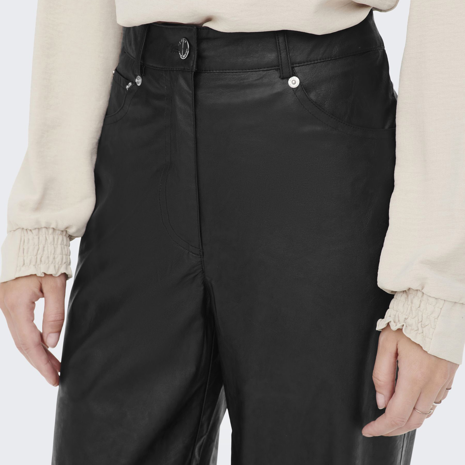 Calças pretas tipo couro com cós alto e botões prateados