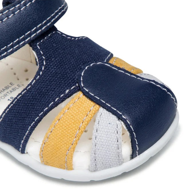 Sandália infantil azul, amarela e cinza com detalhes em tecido e couro sintético