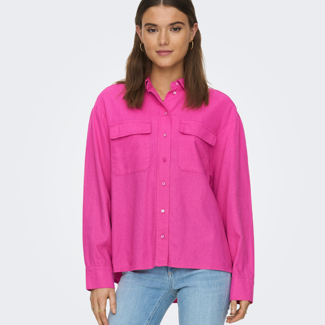 Camisa rosa feminina com botões e bolsos, usada com jeans azul claro