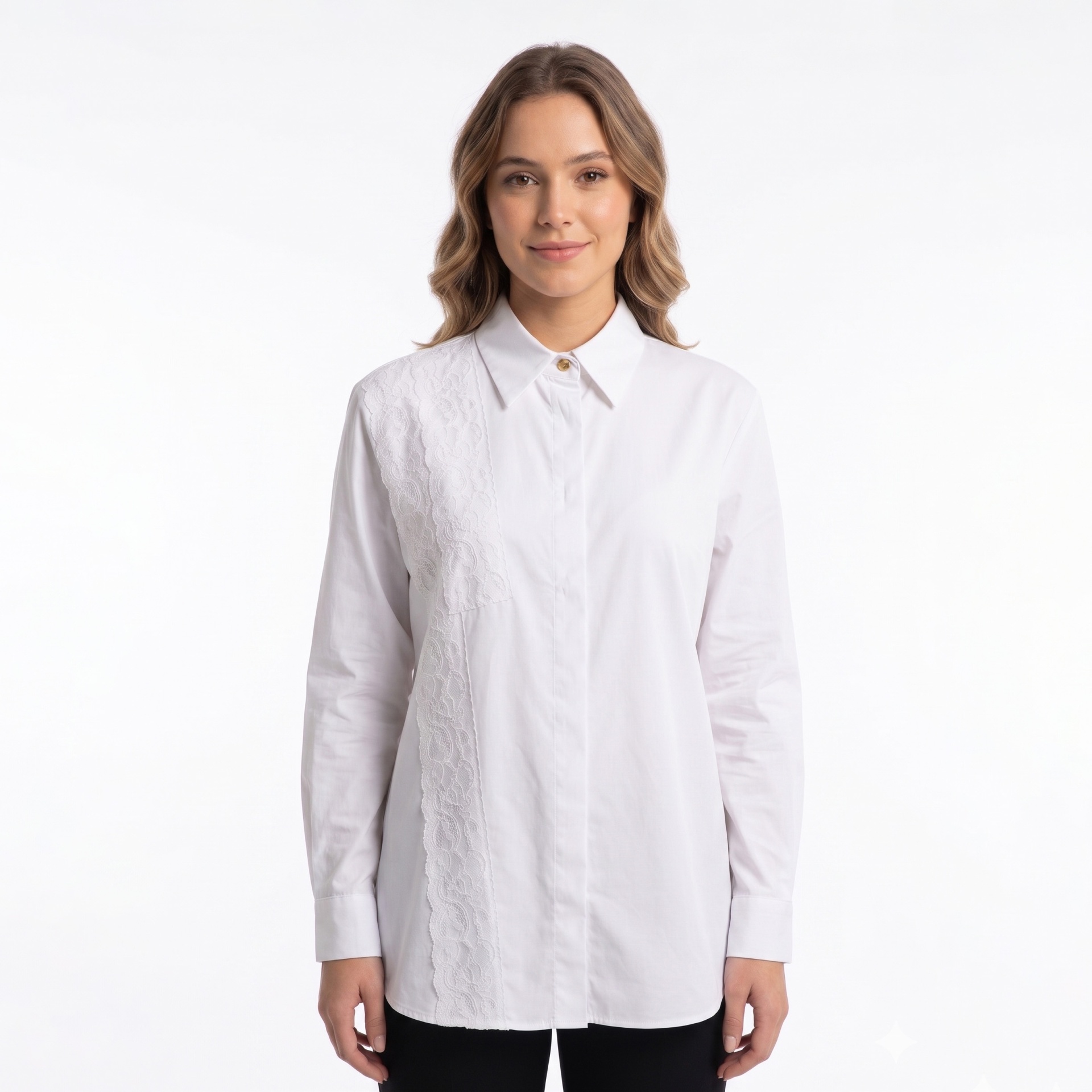 Camisa branca de manga comprida com renda no lado esquerdo