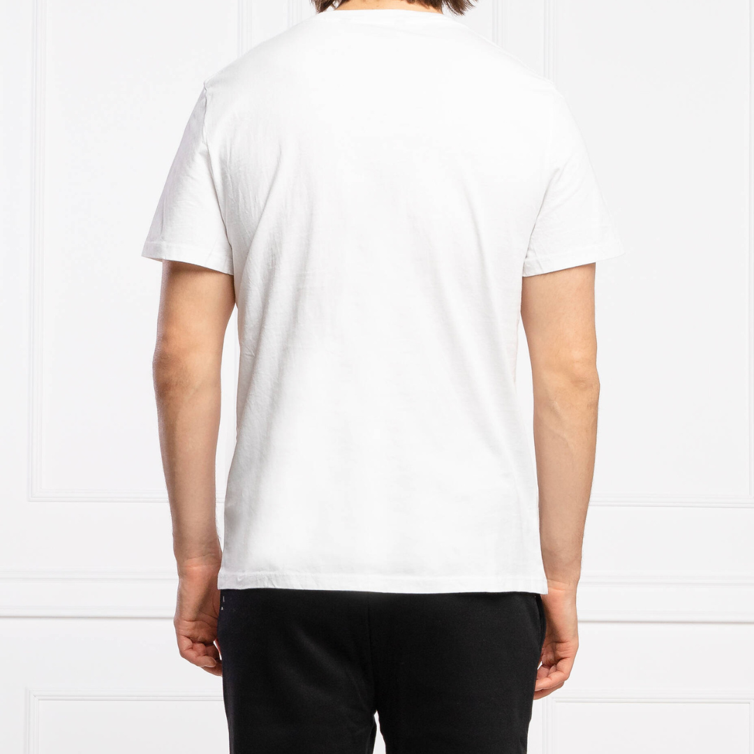 Camiseta branca de manga curta vista de costas