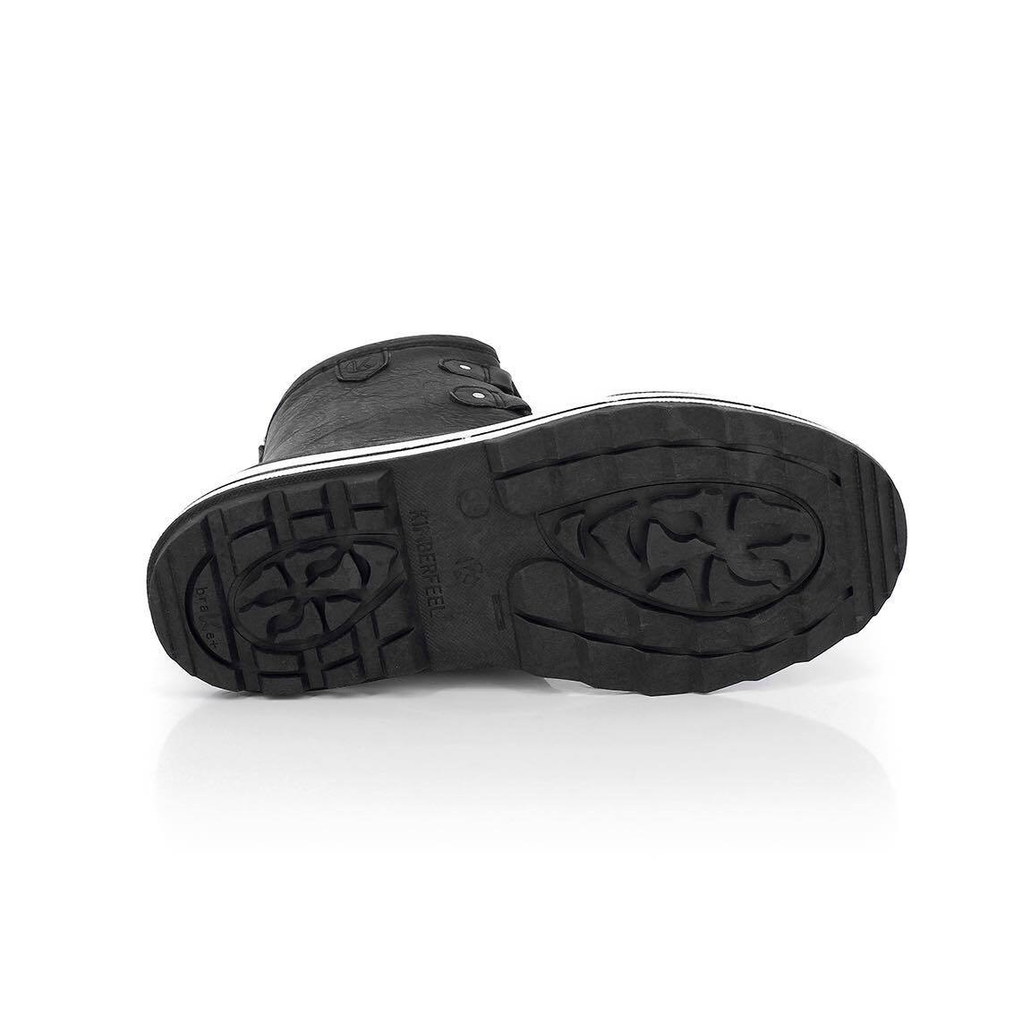 Bota preta com sola antiderrapante vista de baixo