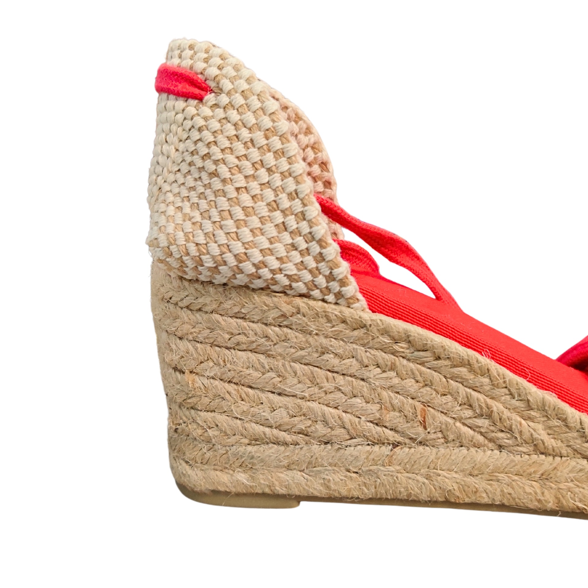 Sandália de cunha vermelha com sola de corda e acabamento em trama bege em fundo branco