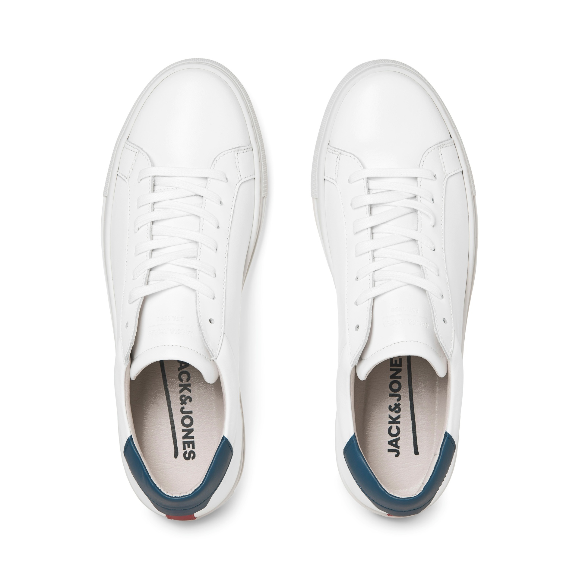 Ténis brancos com detalhe azul escuro no calcanhar e marca JACK & JONES na palmilha