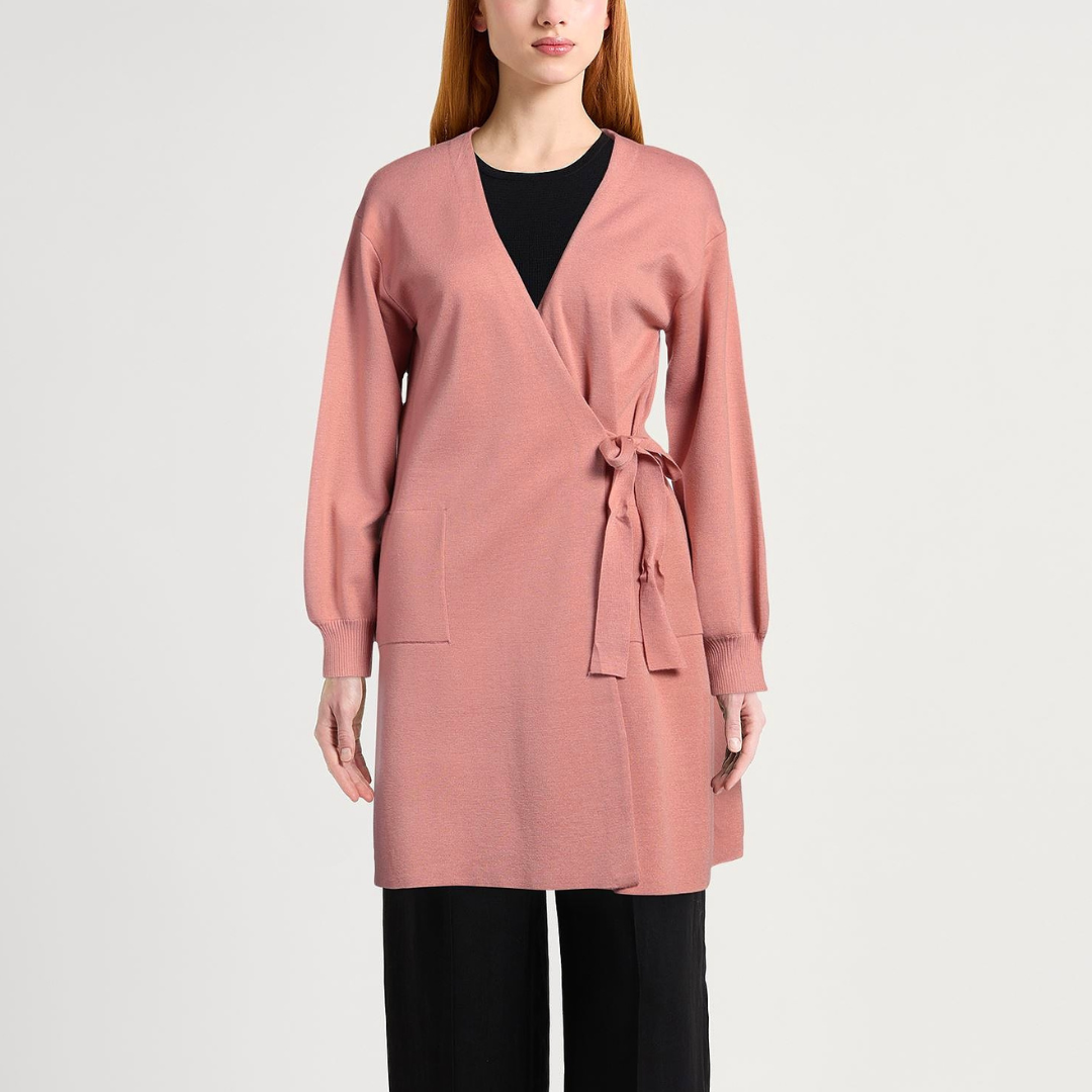 Cardigan feminino rosa antigo com cinto e bolso usado por modelo