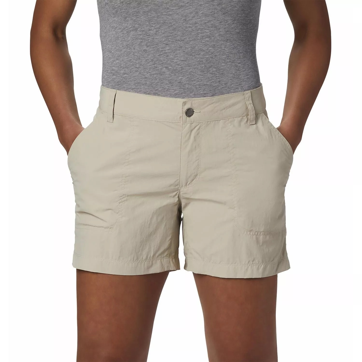 Calções femininos bege com bolsos e botão