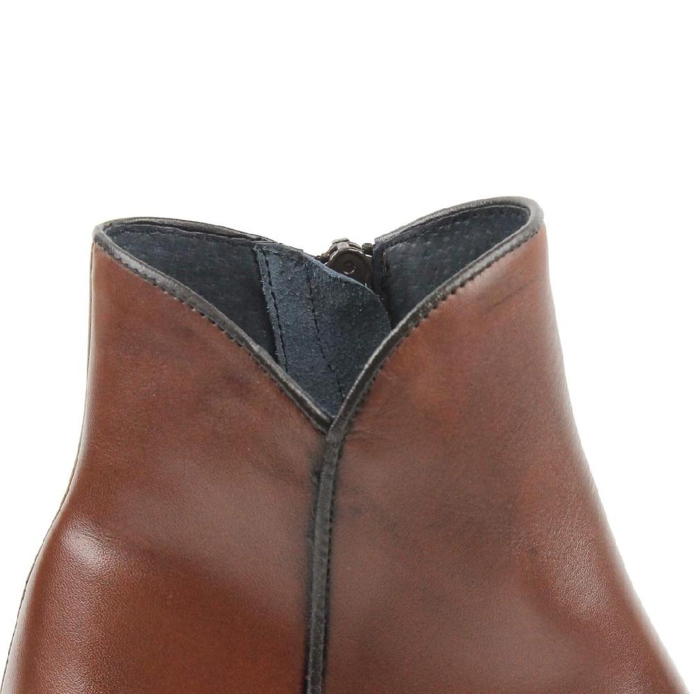 Botim em pele castanha com interior cinzento e fecho lateral