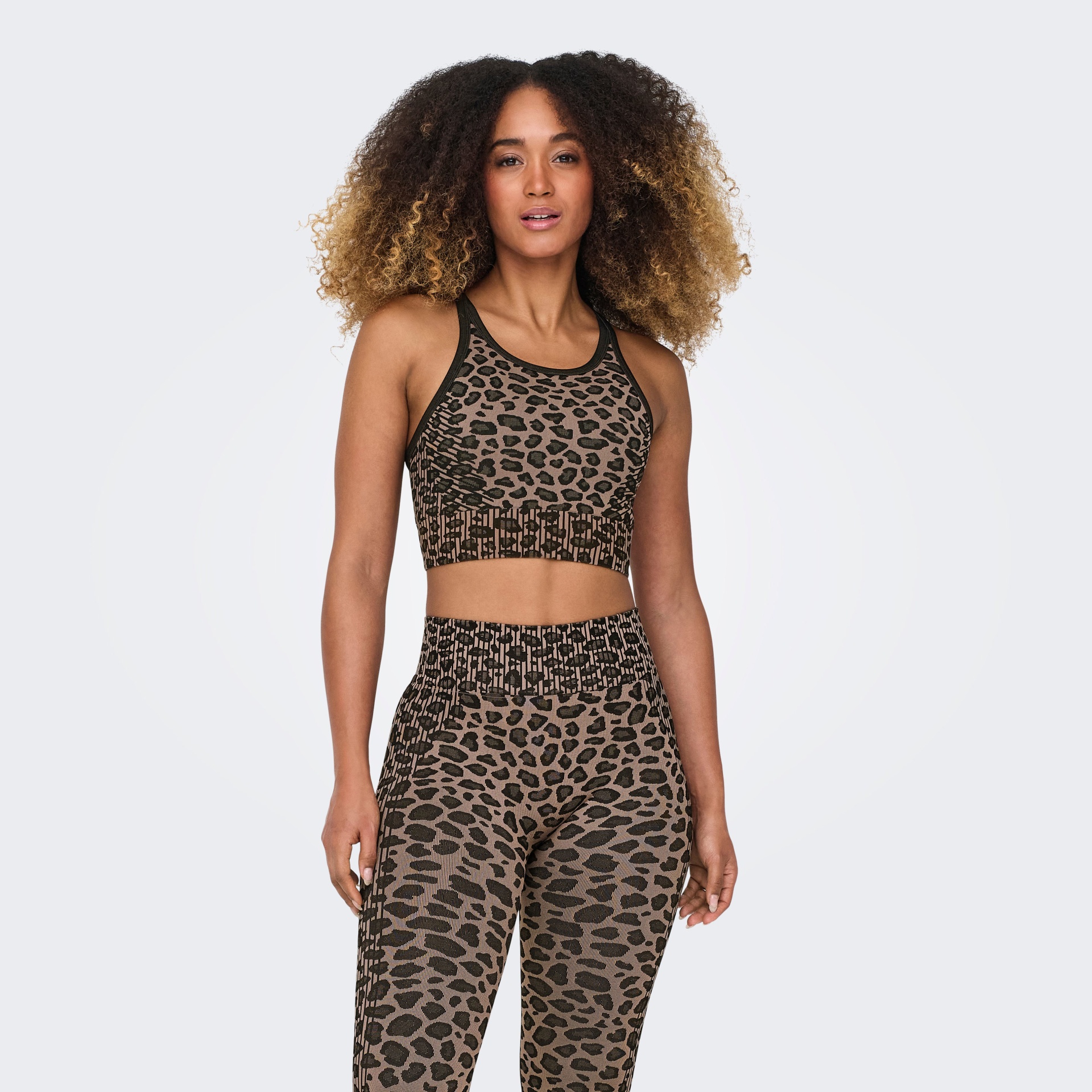 Conjunto desportivo de padrão leopardo castanho e preto