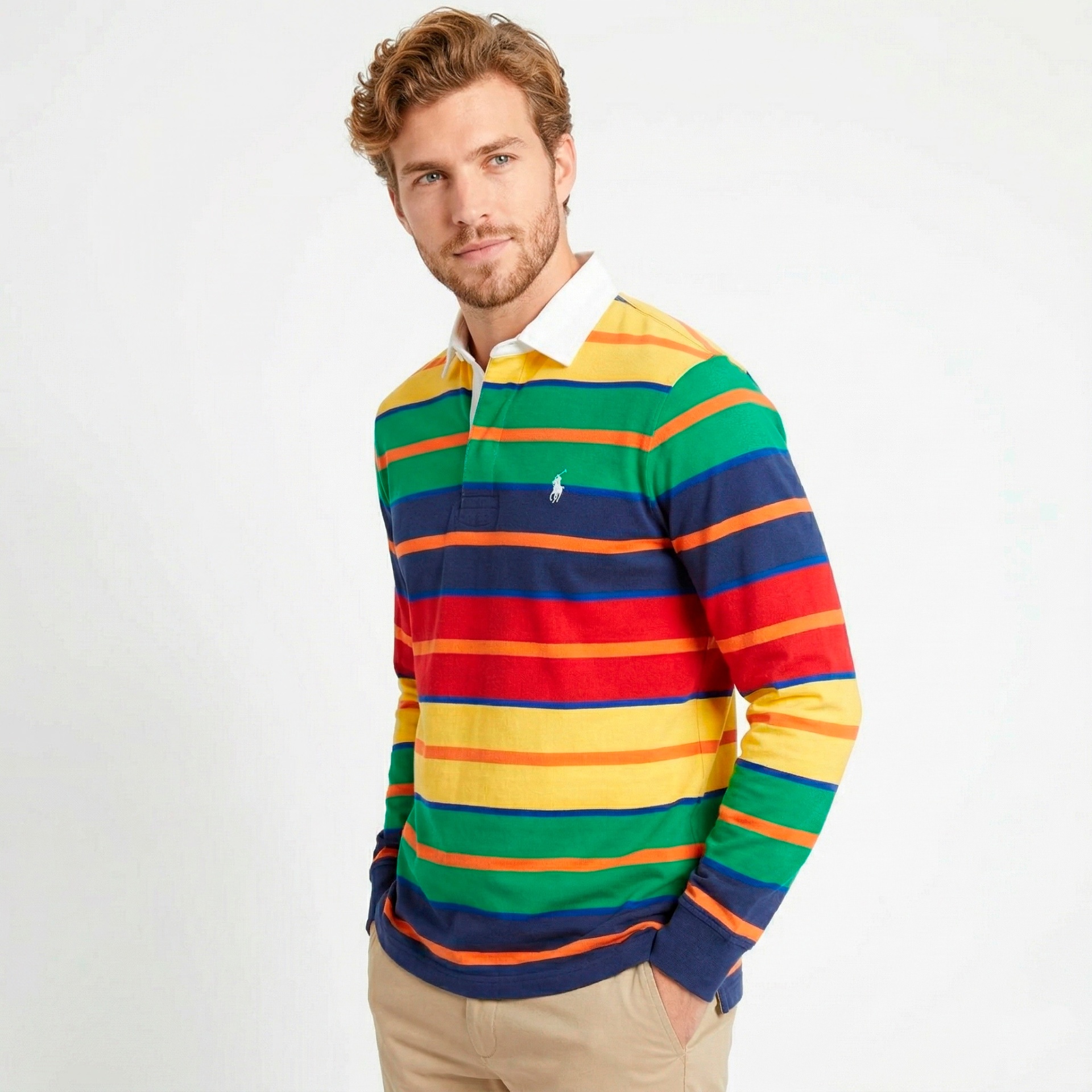 Camisola de riscas coloridas com gola branca e logótipo bordado no peito