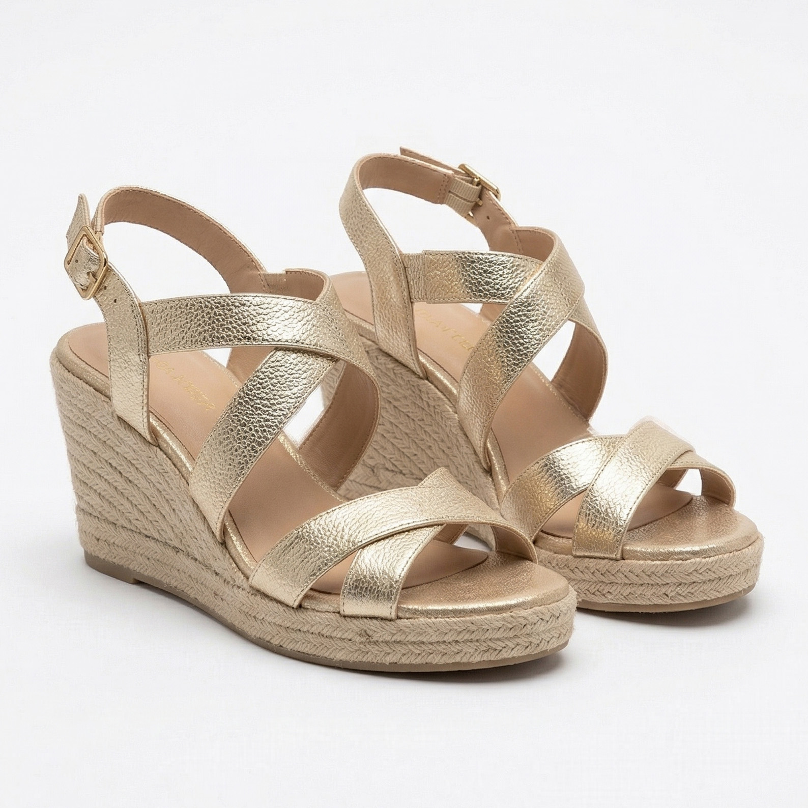 Sandálias de cunha douradas com tiras cruzadas e sola de corda