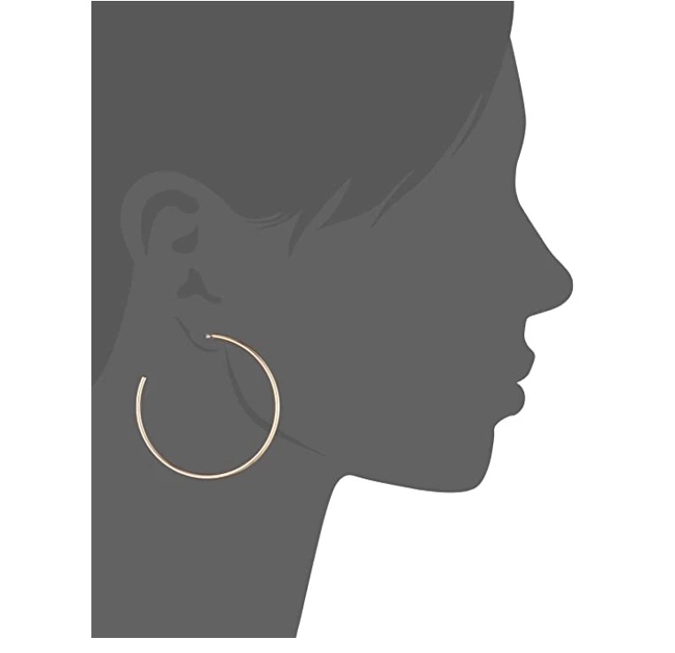 Brinco de argola dourada no perfil feminino