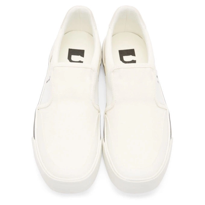 Sapatilhas slip-on brancas com sola e interior acolchoado