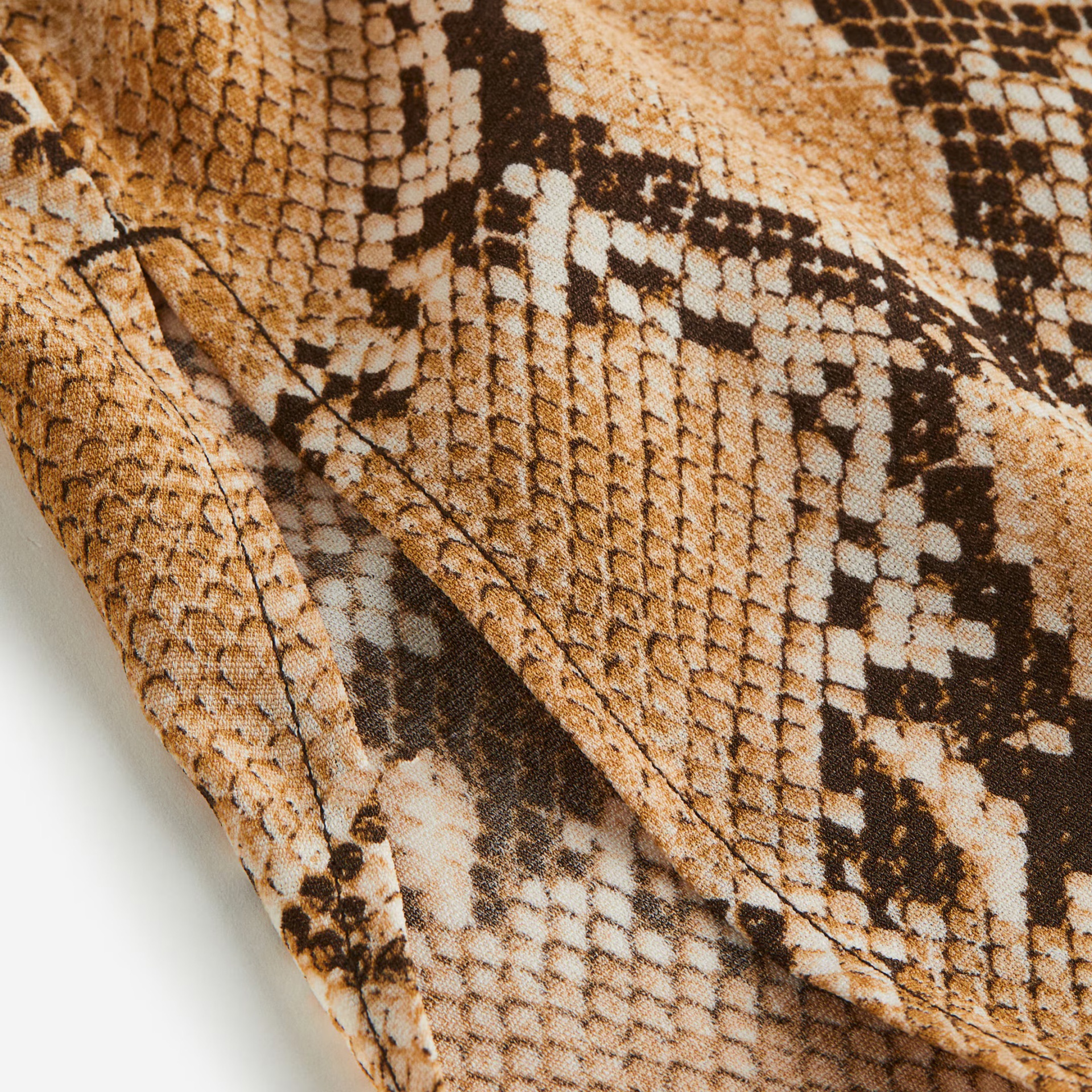 tecido padrão pele de cobra castanho bege preto com textura e costuras