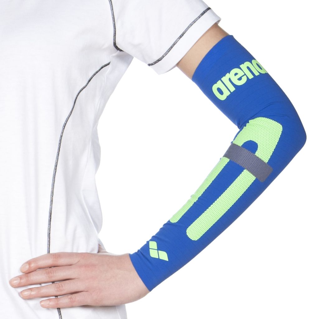 Manga desportiva azul com verde fluorescente e texto arena num braço direito