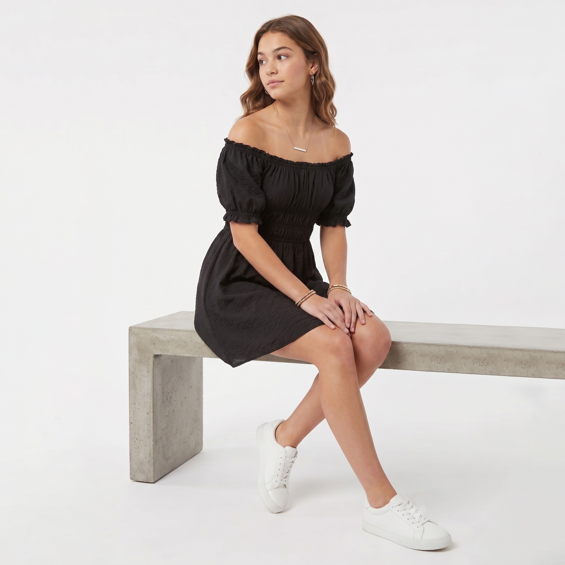 Vestido preto ombro a ombro com ténis brancos