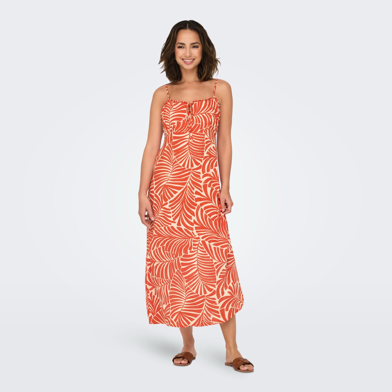 Vestido comprido laranja com padrão de folhas brancas para mulher