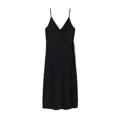 Vestido preto plissado de alças finas com decote em V e laço na cintura
