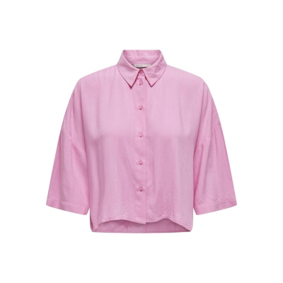 Camisa rosa clara de tecido leve com botões frontais e gola clássica